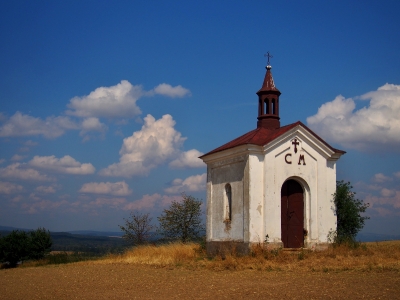 Kaple sv. Cyrila a Metoděje u polní cesty do Řimic